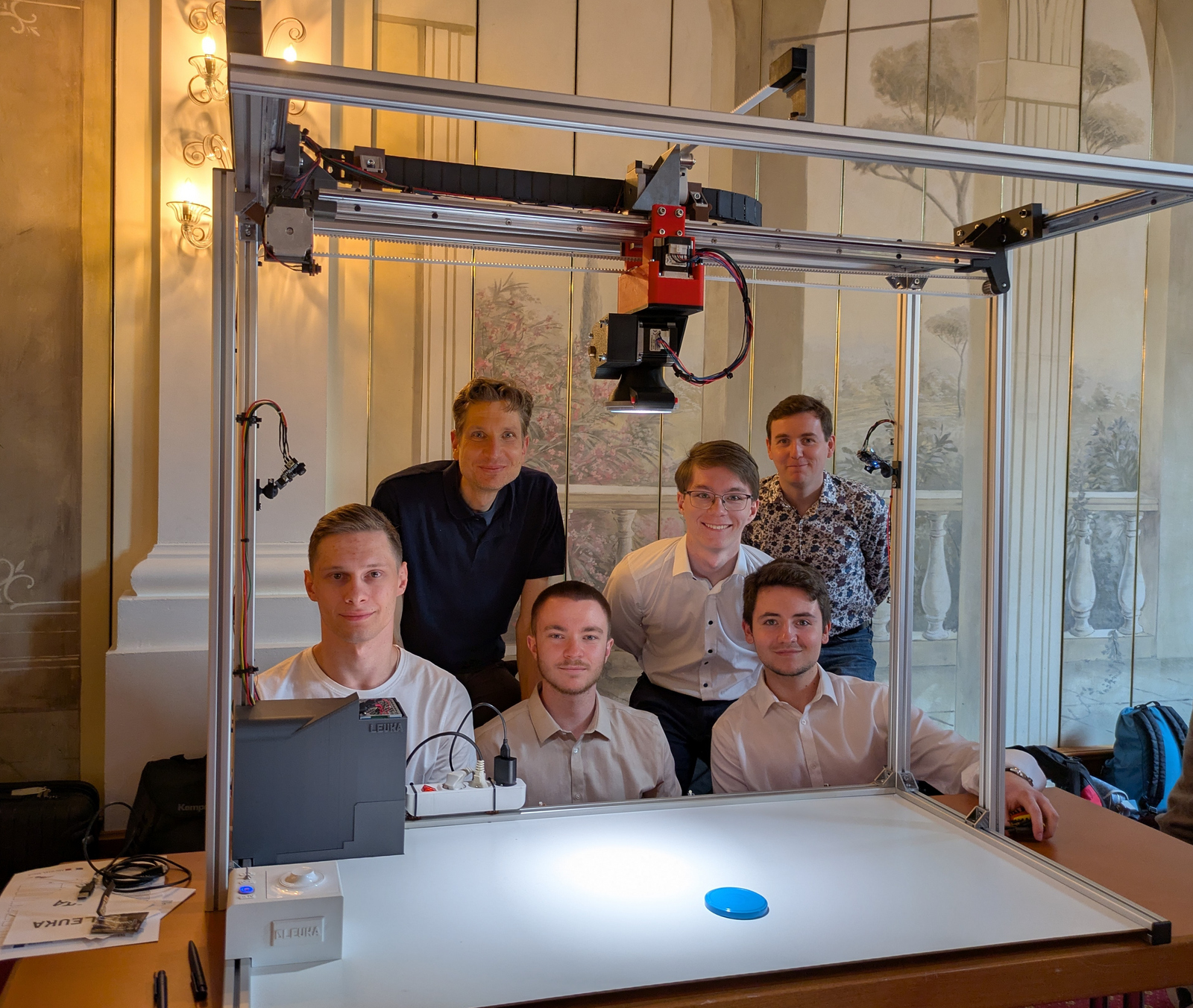 Teamfoto mit der Lampe