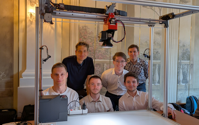 Teamfoto mit der Lampe