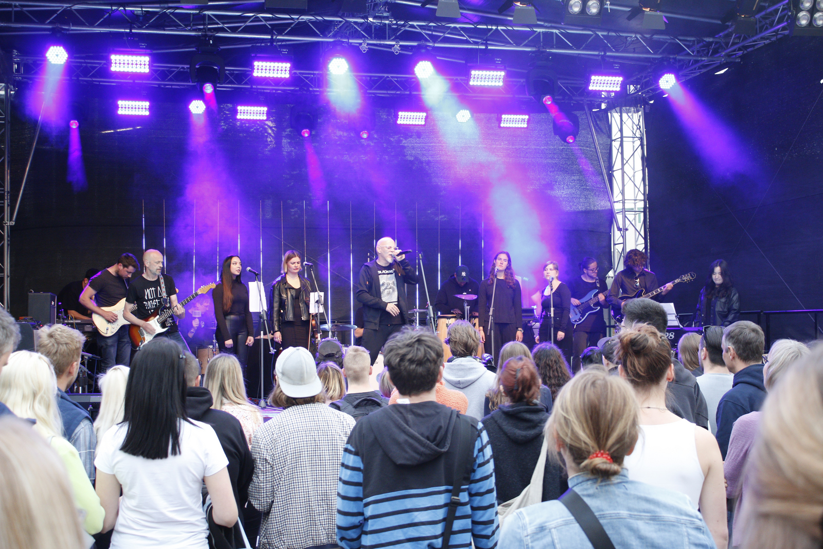 Studierendenband und Thomas D auf der Bühne