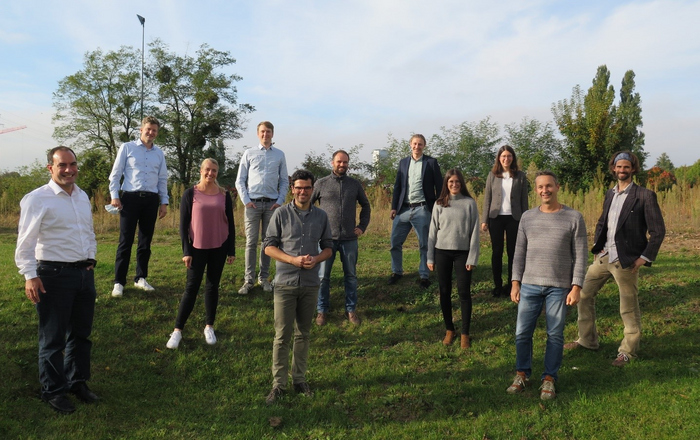 Elf Mitglieder des Projektkonsortiums stehen auf eine Wiese.