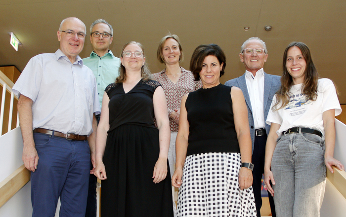 Gruppenfoto des wiedergewählten Vorstands und der Beirätinnen und -räte auf einer Treppe