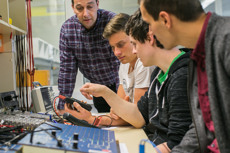 Elektrotechnik Studierende an einer Versuchsanordnung