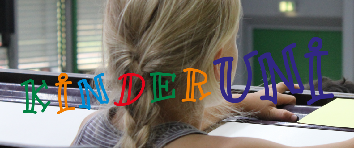 Mädchen von hinten im Hörsaal darauf in butne Buchstaben Kinder-Uni