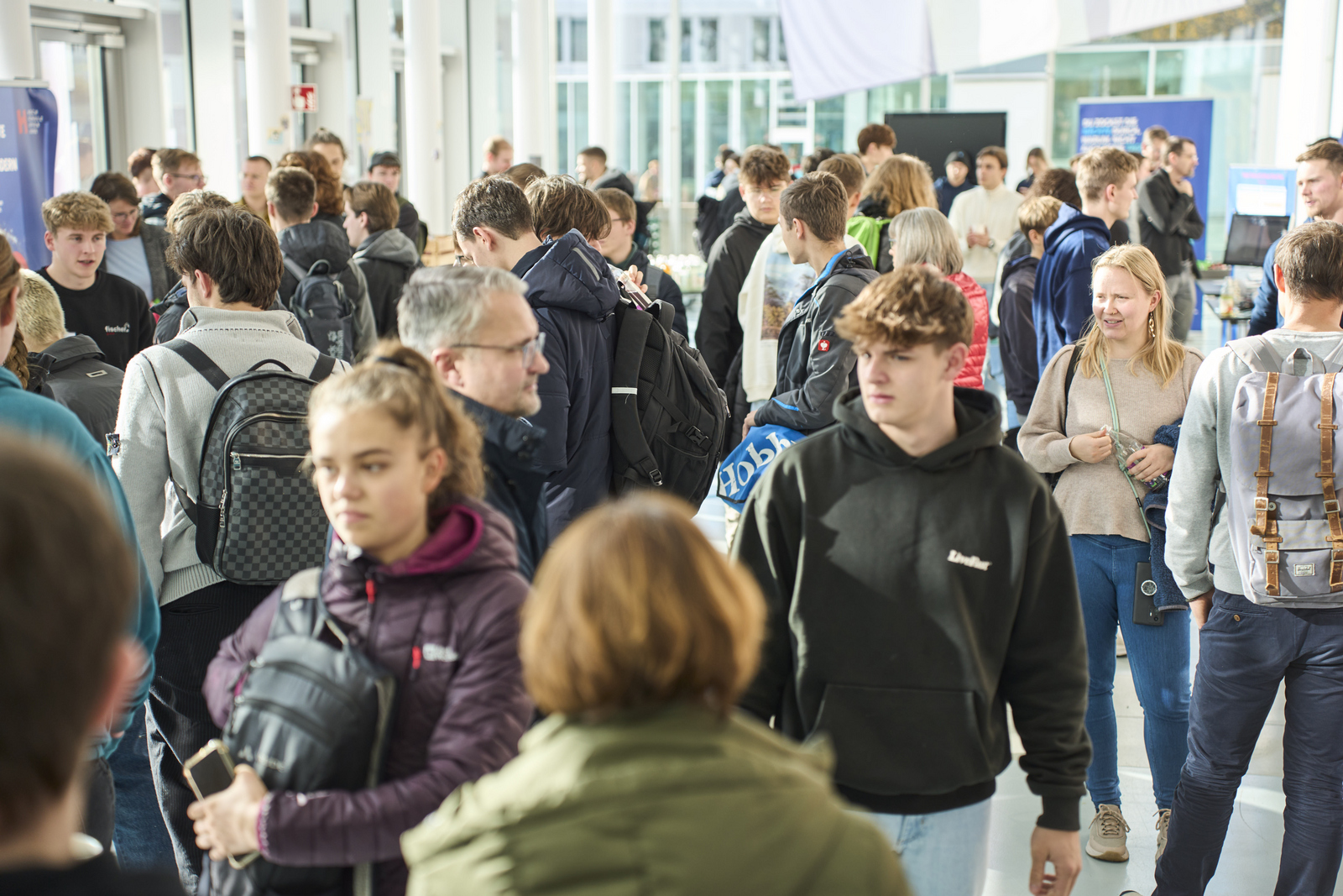 Schülerinnen und Schüler dicht gedrängt auf dem Marktplatz im Foyer von Gebäude D