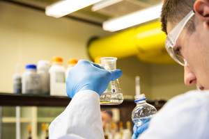 Studierender im Labor 