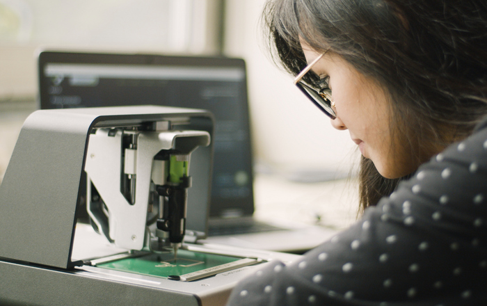 Frau bearbeitet Platine