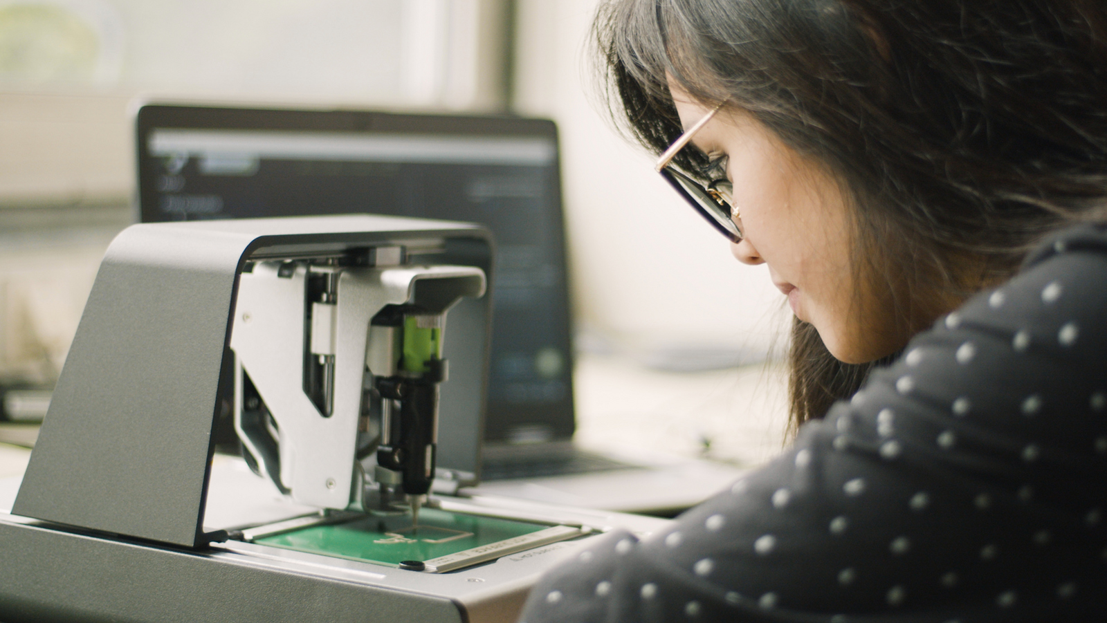 Frau bearbeitet Platine