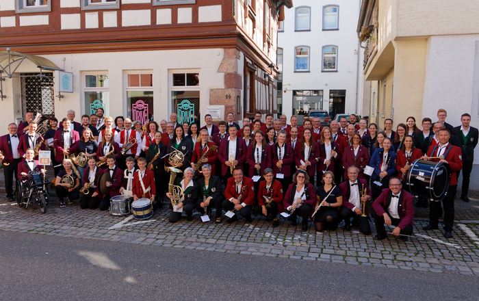 Gruppenbild mit Vertreterinnen und Vertretern der 12 Musikgruppen beim Landesfestumzug