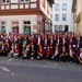 Gruppenbild mit Vertreterinnen und Vertretern der 12 Musikgruppen beim Landesfestumzug