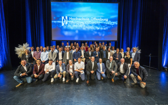 Gruppe von Studierenden auf der Bühne