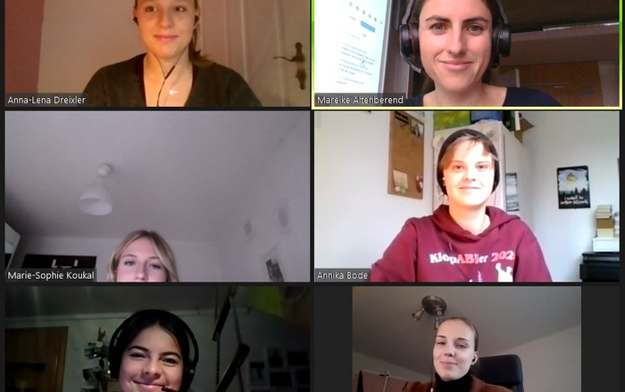 Sechs Zoom-Kacheln mit Gesichtern von Beteiligten.