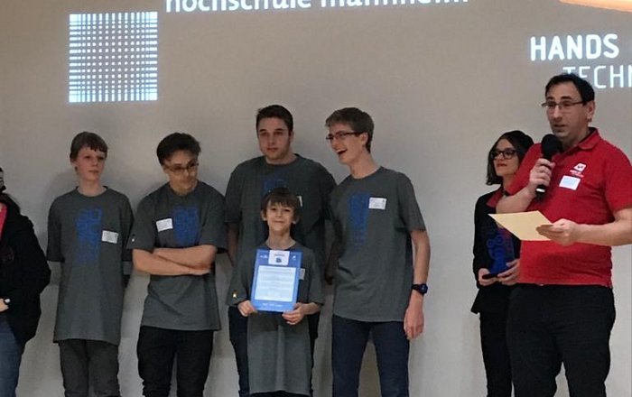 Das Gobots-Team auf der Bühne bei der Preisverleihung.