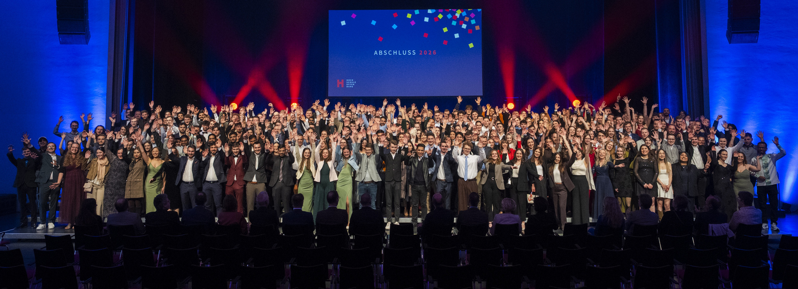 Gruppenfoto aller Absolvent*innen auf der Bühne