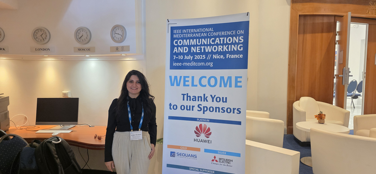 1 Frau neben dem Rollup zur Konferenz