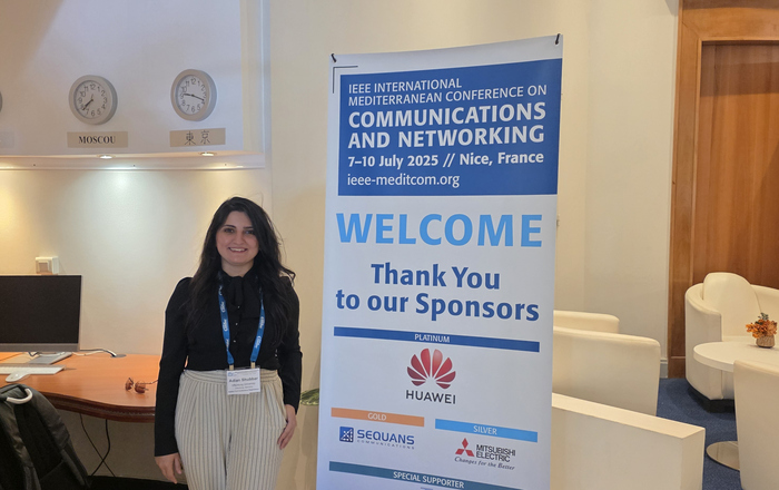 1 Frau neben dem Rollup zur Konferenz