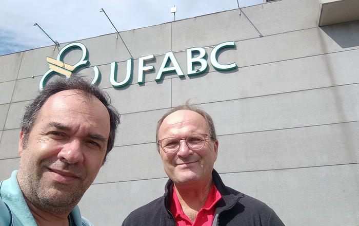 2 Personen vor dem Hauptgebäude der UFABC