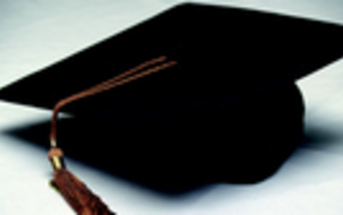 Doktor-Hut liegt auf weißem Hintergrund