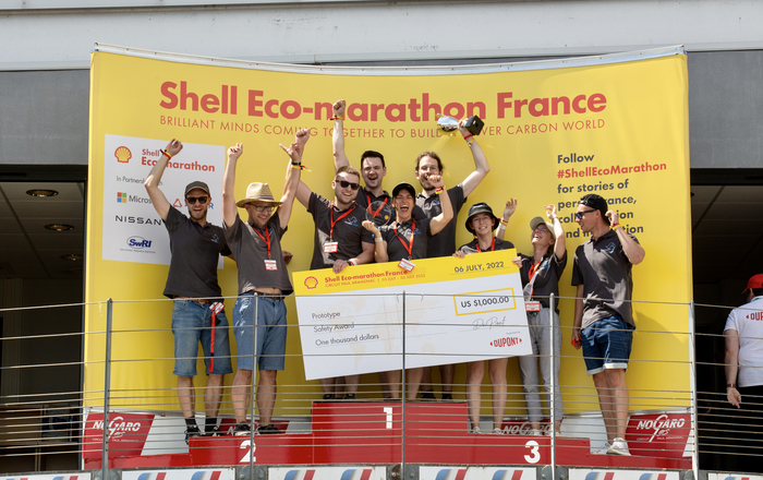 Das Team jubelt auf dem Podest über den Safety Award