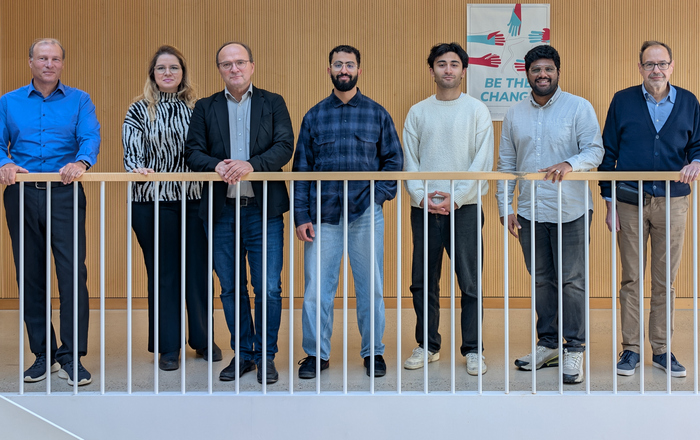 7 Personen in einer Reihe nebeneinander stehend