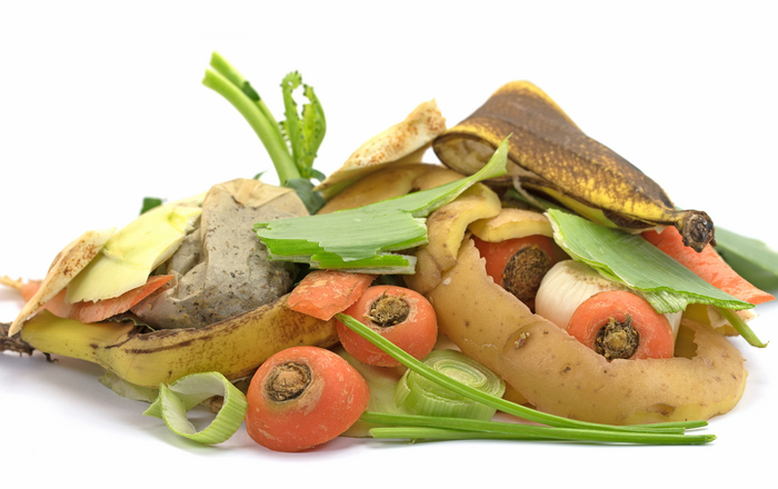 Die Schalen und Abschnitte von Bananen, Kartoffeln, Möhren, Lauch und gebrauchte Kaffeefilter 