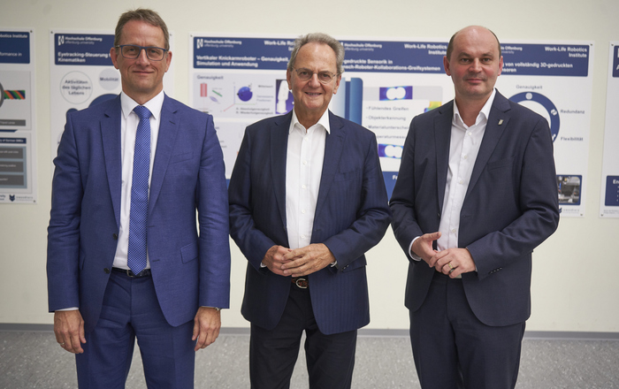 das Bild zeigt von links Werner Mäurer, Wolfgang Bruder und Stephan Trahasch, die vor einer Wand stehen