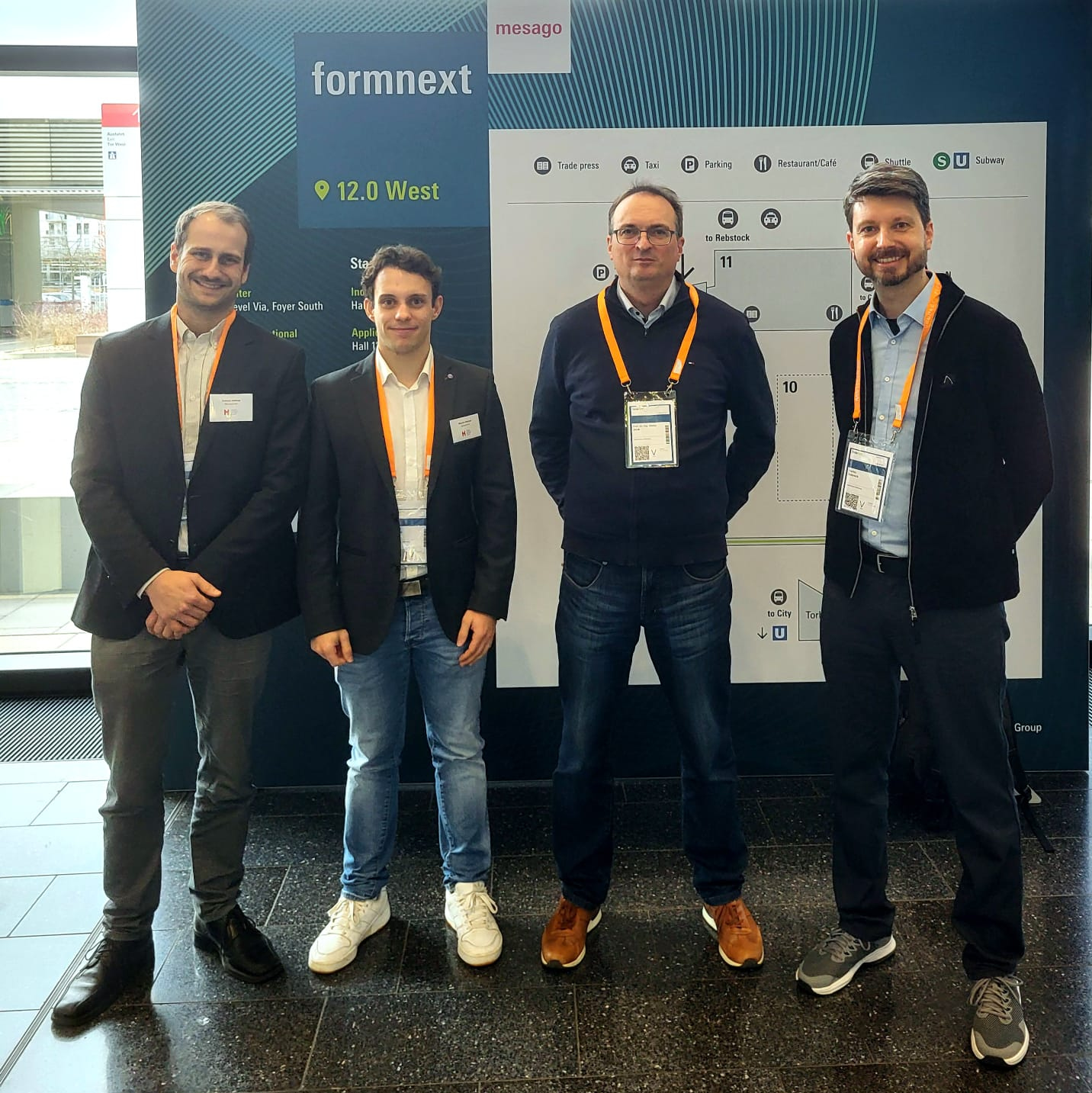 Die 4D-Printing Gruppe der Hochschule Offenburg auf der FormNext in Frankfurt. Von links nach rechts: Daniel Kehret, Marvin Henkel, Prof. Dr.-Ing. Stefan Junk, Steffen Schrock