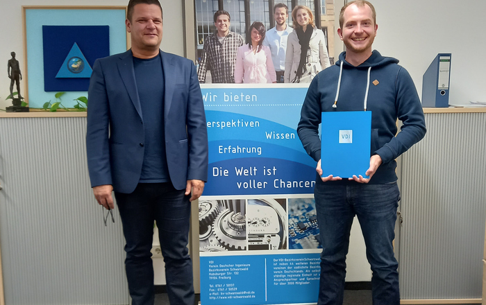 Der Vorsitzende des VDI Bezirksvereins Schwarzwald Dipl.-Ing. (FH) Frank Gerlach (links) mit Heiko Bühler (rechts)