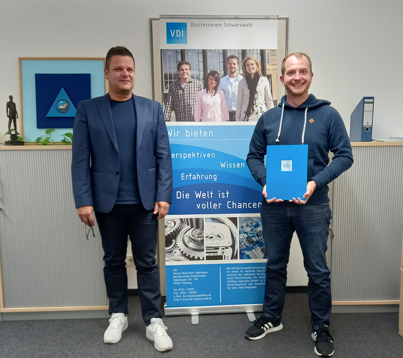 Der Vorsitzende des VDI Bezirksvereins Schwarzwald Dipl.-Ing. (FH) Frank Gerlach (links) mit Heiko Bühler (rechts)