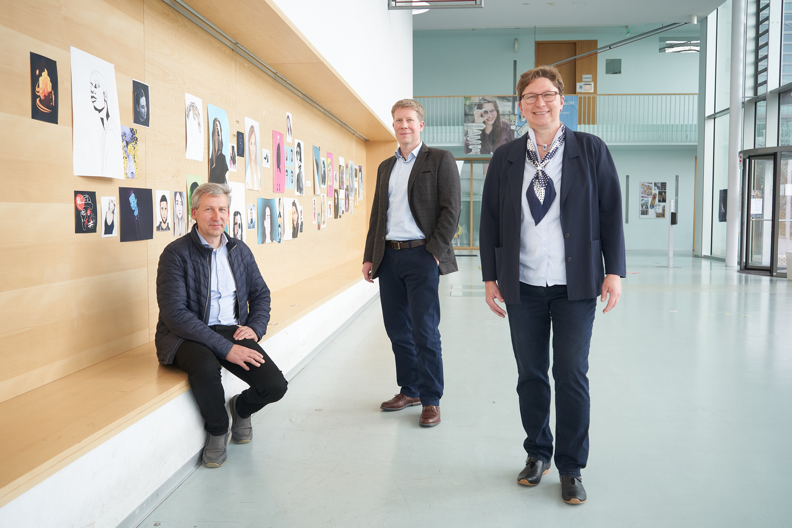 Fakultätsleitung im Foyer