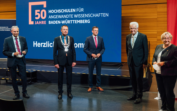 Rektor Prof. Dr. Gerhard Schneider, Oberbürgermeister Thilo Rentschler, Landrat Dr. Joachim Bläse, Ministerpräsident Winfried Kretschmann MdL, Wissenschaftsministerin Theresia Bauer MdL (von links) beim Festakt