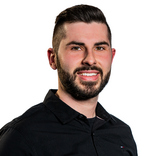 Porträt eines jungen Manns mit dunkelen Haaren und Vollbart