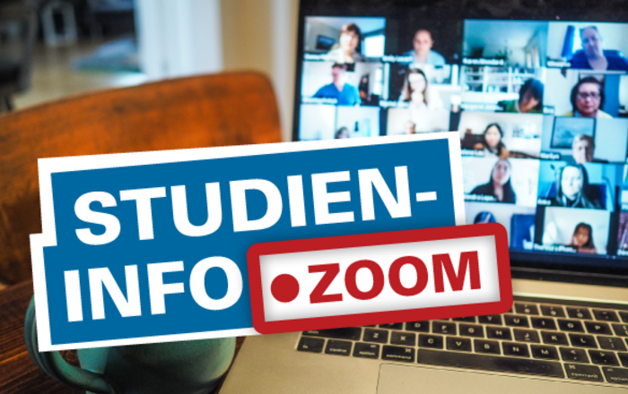 Auf einem Tisch steht ein aufgeklapptes Laptop auf dem in Kacheln die Porträts von Personen zu sehen sind. Neben dem Laptop steht eine Tasse und darüber Studieninfo goes Zoom