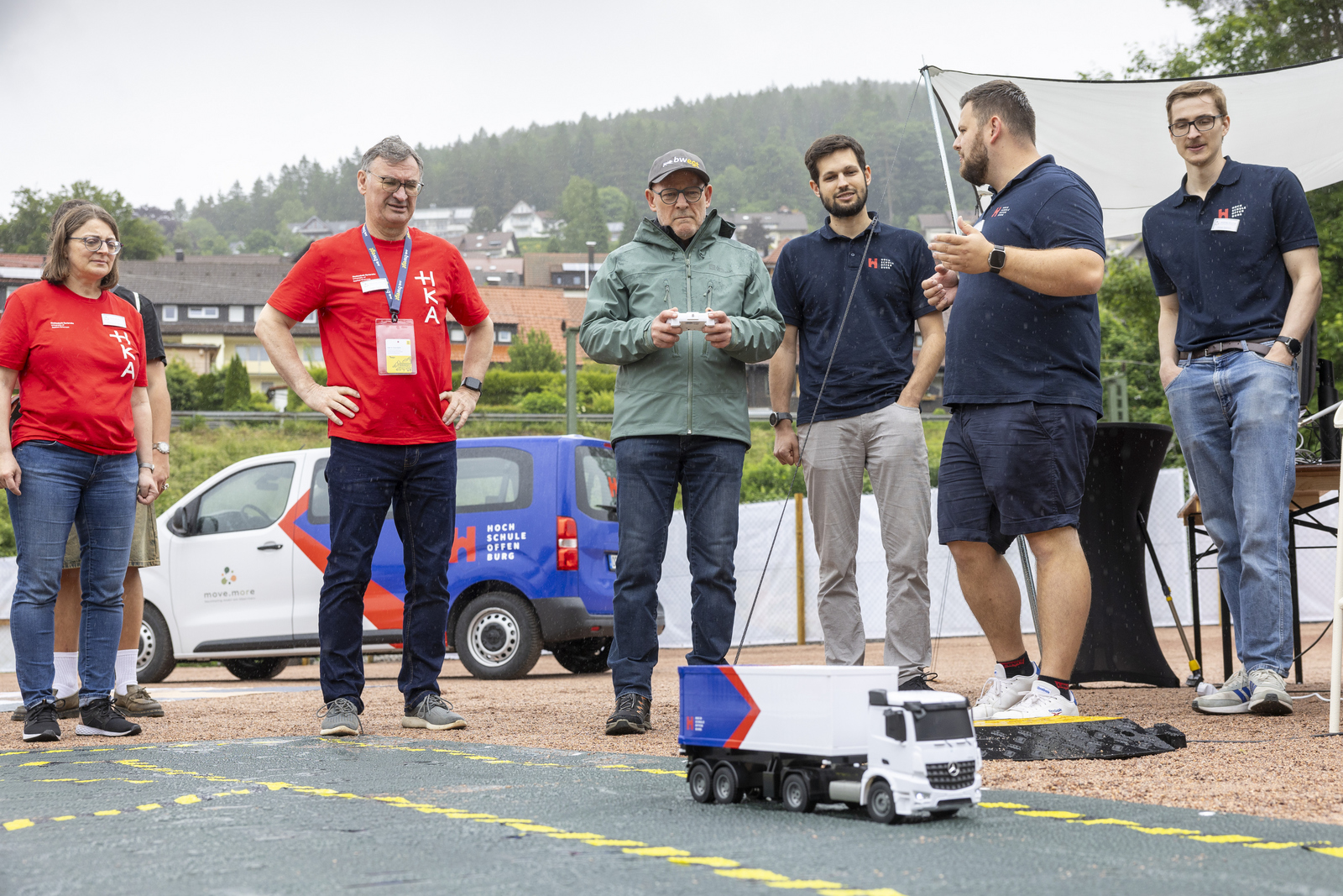 Ein Mann steuert einen Mini-LKW durch eine Parcours