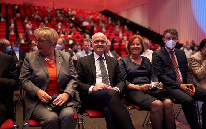 Theresia Bauer, Ministerin für Wissenschaft, Forschung und Kunst des Landes Baden-Württemberg, Winfried Lieber mit Ehefrau Petra und Thorsten Erny, Bürgermeister Gengenbach, (von links) sitzen in der Oberrheinhalle in der ersten Stuhlreihe. 