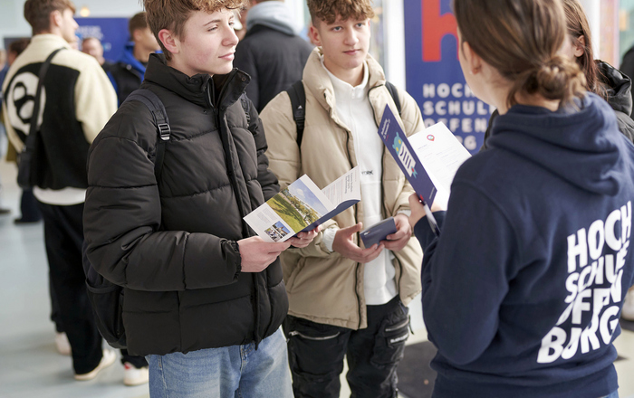 Schüler im Gespräch mit Hochschulmitarbeiterin