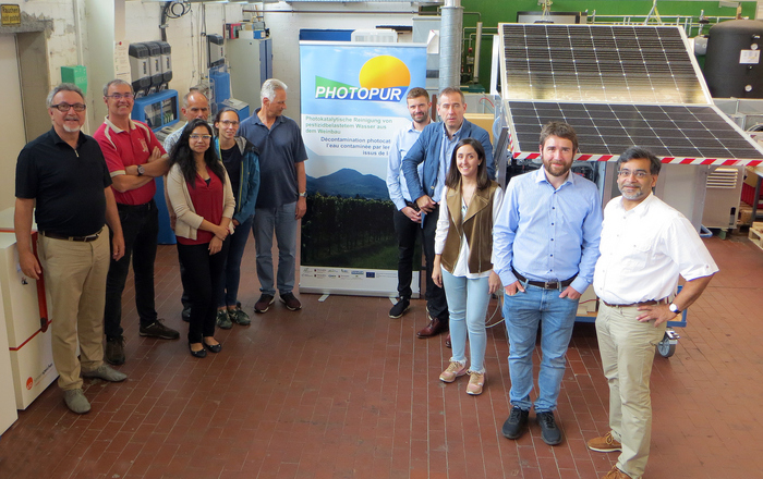 wDie wissenschaftlich-technischen Konsortiumspartner vor dem Prototypen in einem Labor der Hochschule Offenburg.