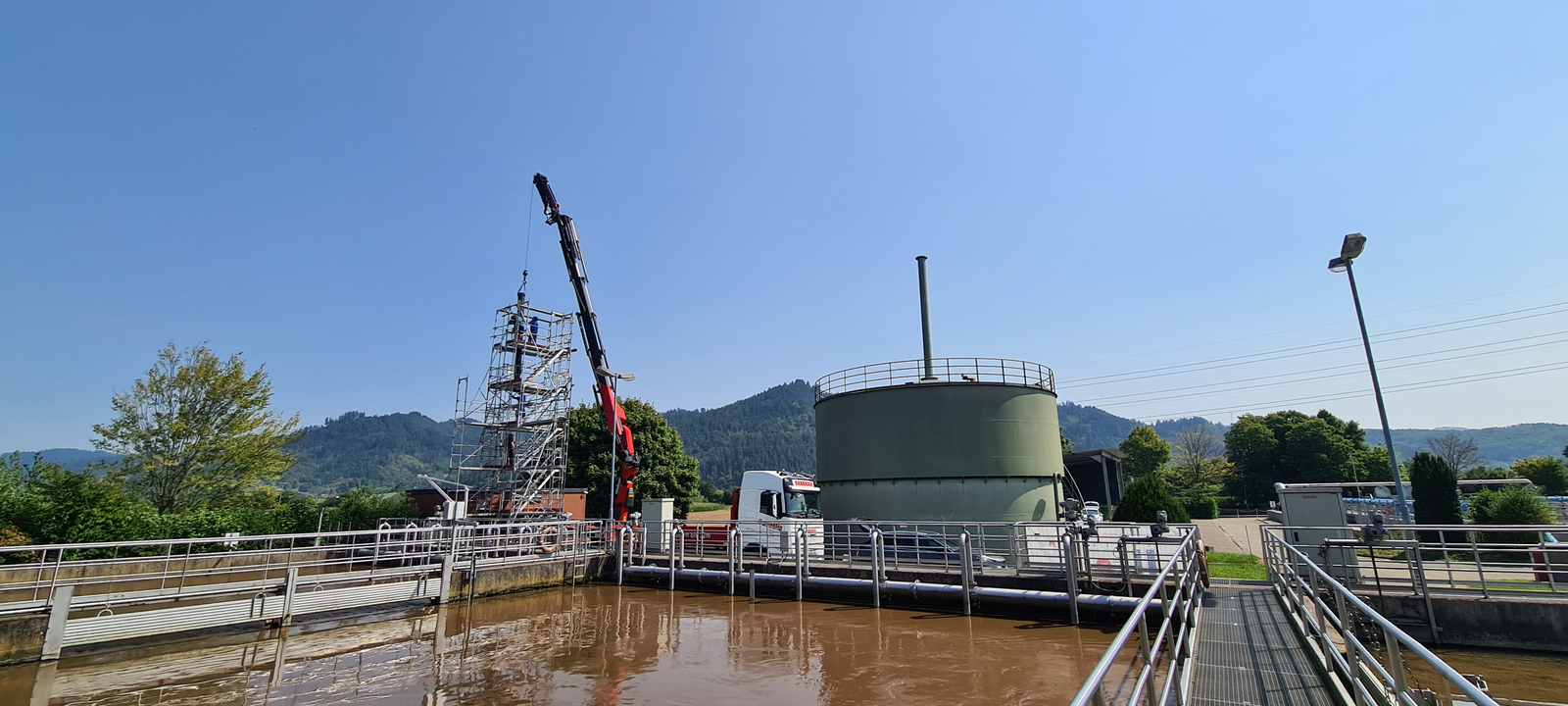 Kläranlage und links daneben Low-Cost-Elektrolyseur und patentierter Methanisierungsreaktor im Aufbau per Kran