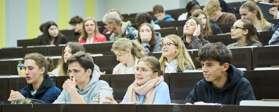 aufmerksame Schüler*innen in einem Hörsaal