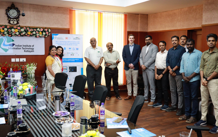 11 Personen in einem Besprechungsraum in Reihe stehend 