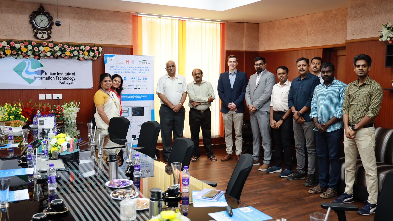 11 Personen in einem Besprechungsraum in Reihe stehend 