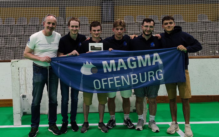 Gruppenfoto mit Teamfahne