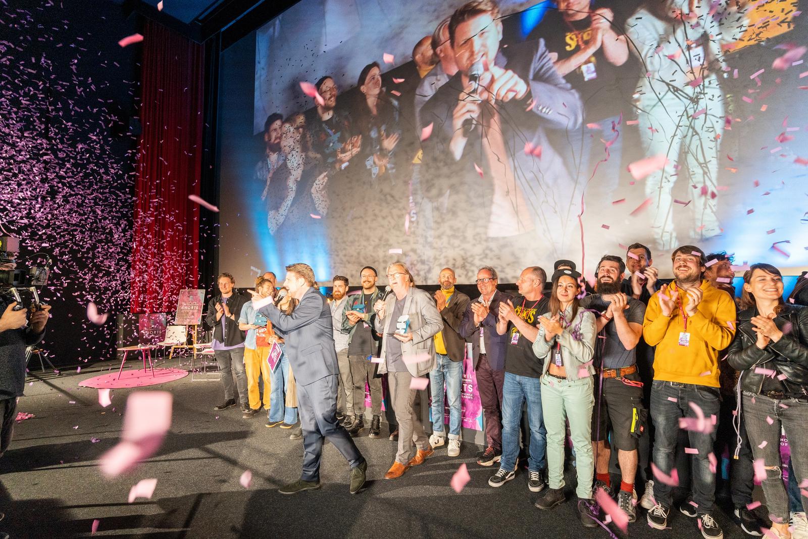 Gewinner und SHORTS-Team zum Abschluss gemeinsam auf der Bühne