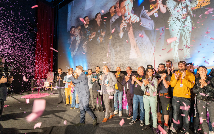 Gewinner und SHORTS-Team zum Abschluss gemeinsam auf der Bühne