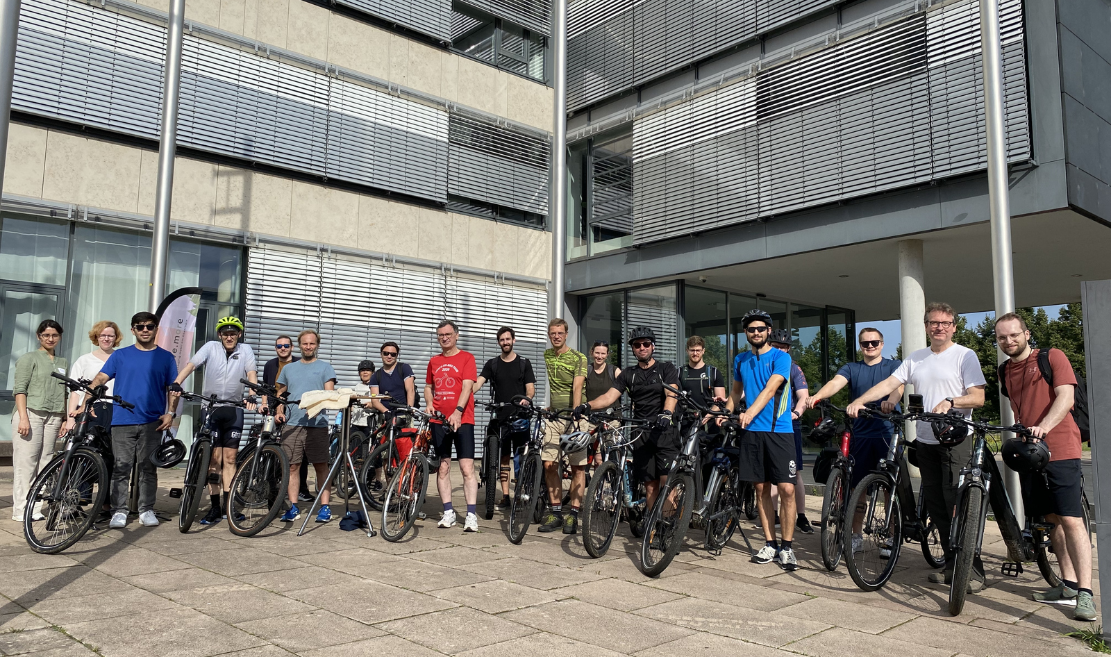 move.mORe-Mitarbeitende mit E-Bikes