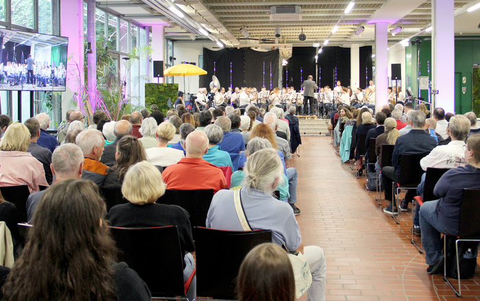 Blick übers Publikum aufs Orchester