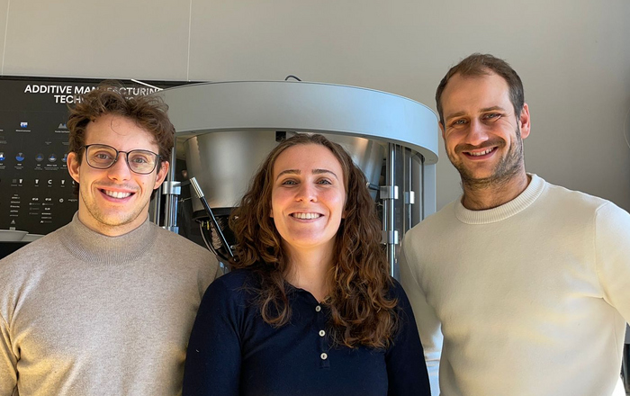 Laura Prior, Marvin Henkel und Daniel Kehret im Labor Rapid Prototyping vor dem Pollen o2 MC