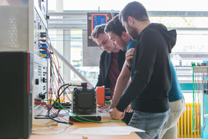 Studierende im Labor