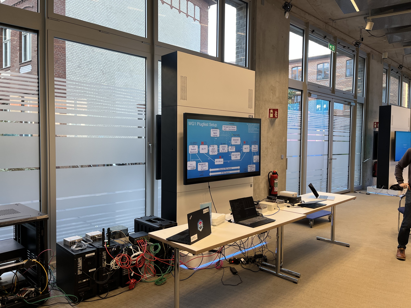 ein Elektronikaufbau an einem Tisch mit einem Bildschirm an der Wand