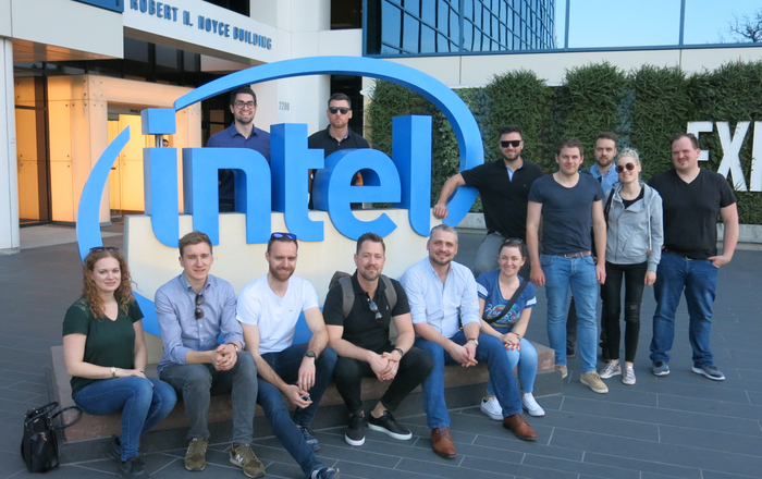 Das Bild zeigt die Teilnehmer der jüngsten Auslandsexkursion im Rahmen des MBA-Programms PGM vor einem intel-Gebäude im Silicon Valley in den USA.