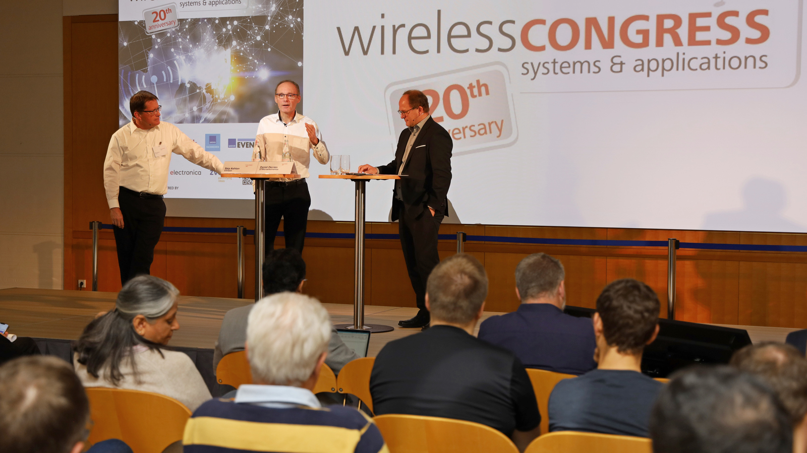 3 Personen auf dem Podium